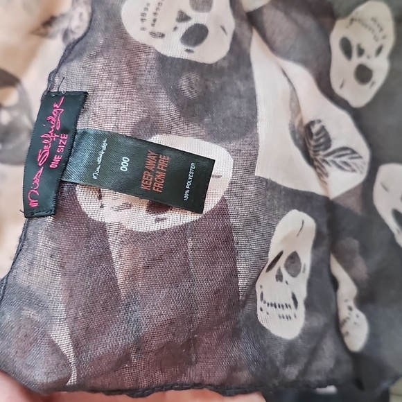 Miss Selfridge Skulls & Roses Grey & Pink Sheer Scarf 40x40" - Picture 5 of 7